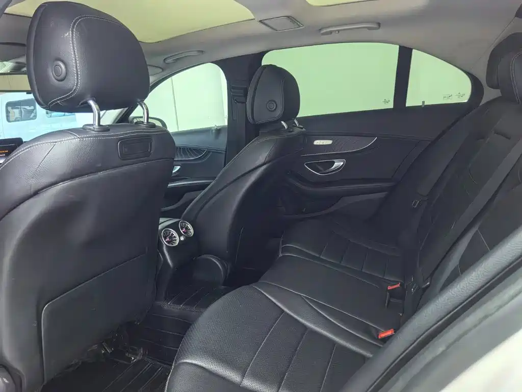 Mercedes-Benz C-Class — миниатюра 6