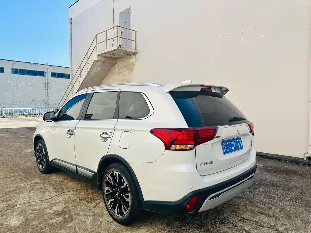 MITSUBISHI OUTLANDER