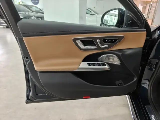 Mercedes-Benz E-Class — миниатюра 11