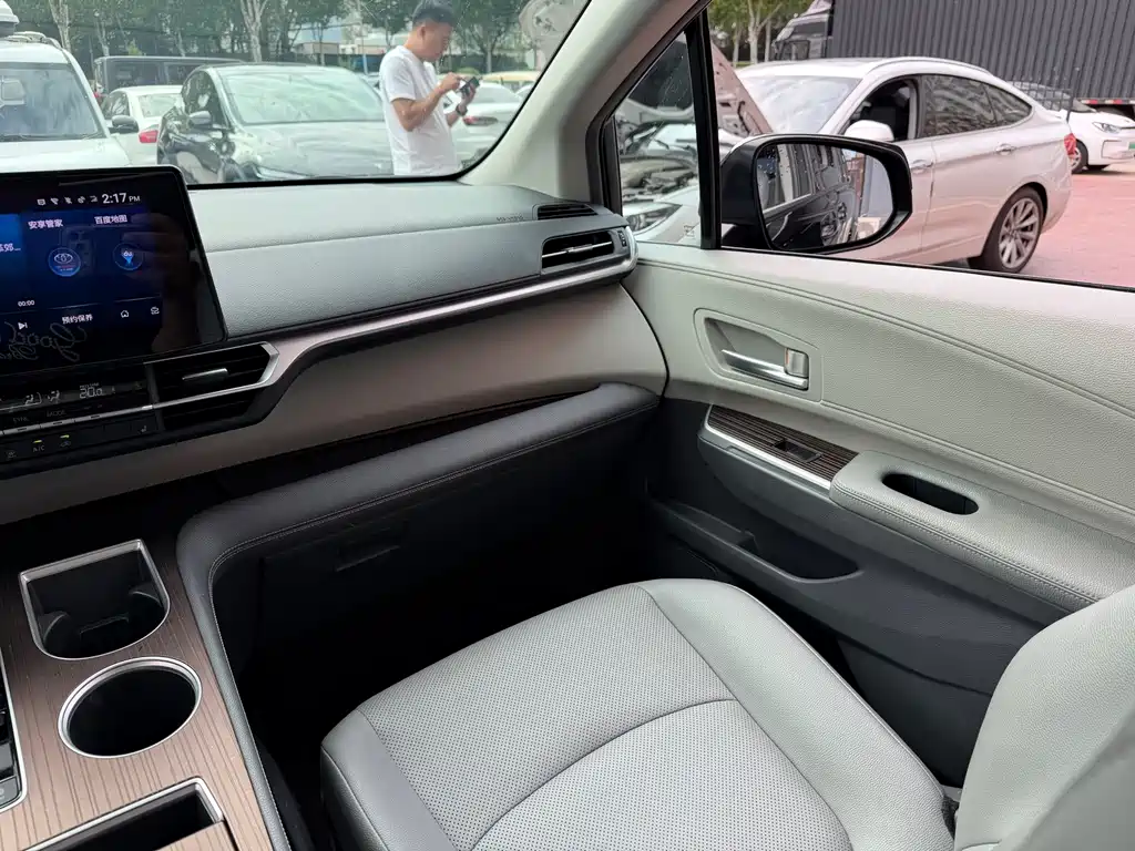 Toyota Granvia — миниатюра 10