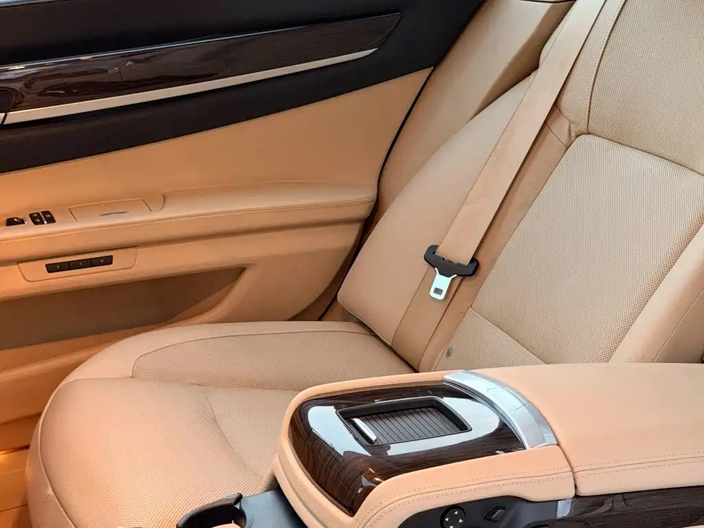 BMW 7 Series — миниатюра 20