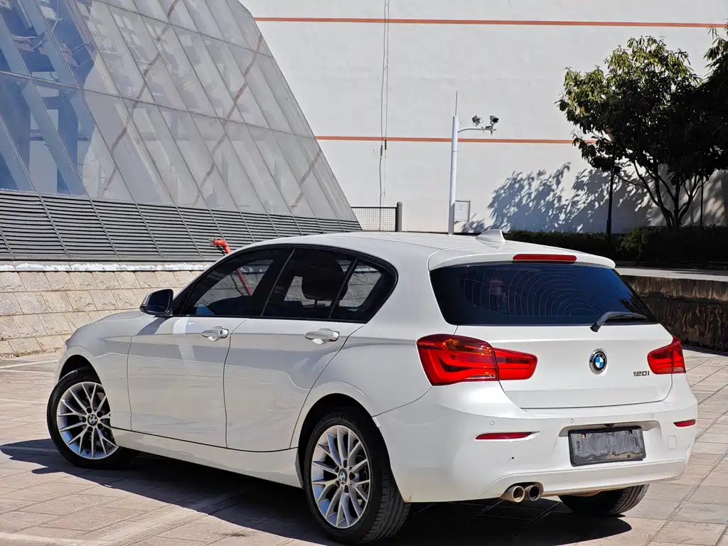 BMW 1 SERIES