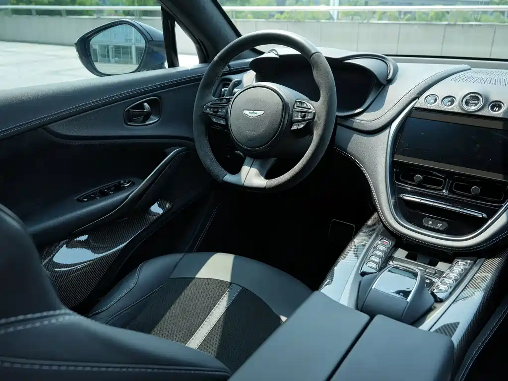 Aston Martin DBX — миниатюра 6