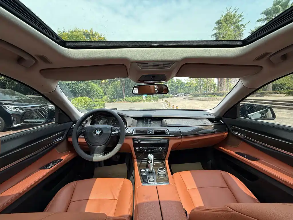 BMW 7 Series — миниатюра 10