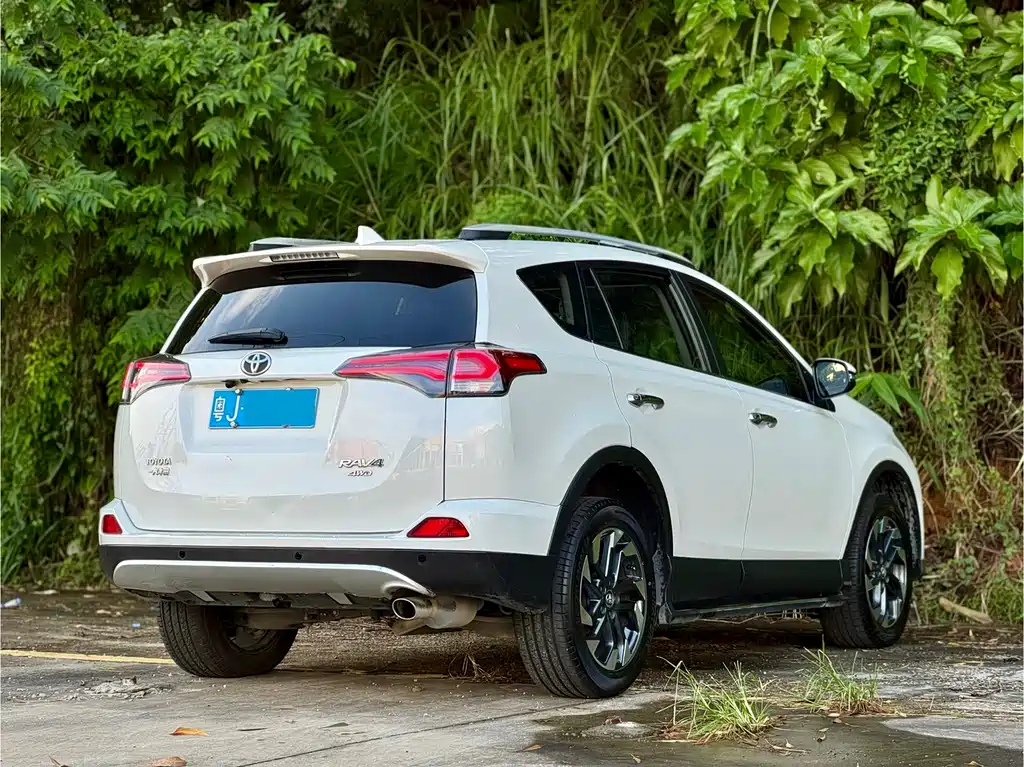 Toyota RAV4 — миниатюра 6