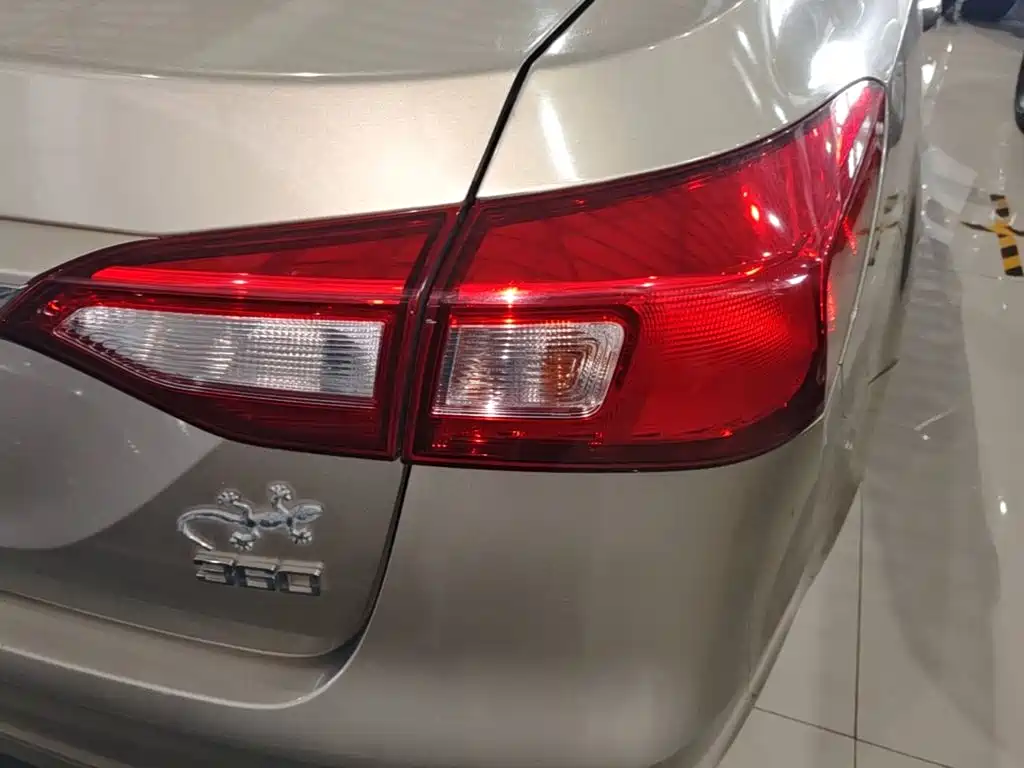 Roewe 360 — миниатюра 8