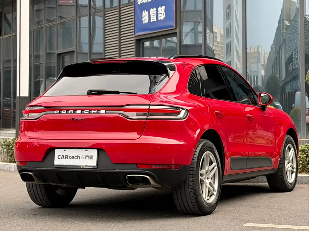 PORSCHE MACAN