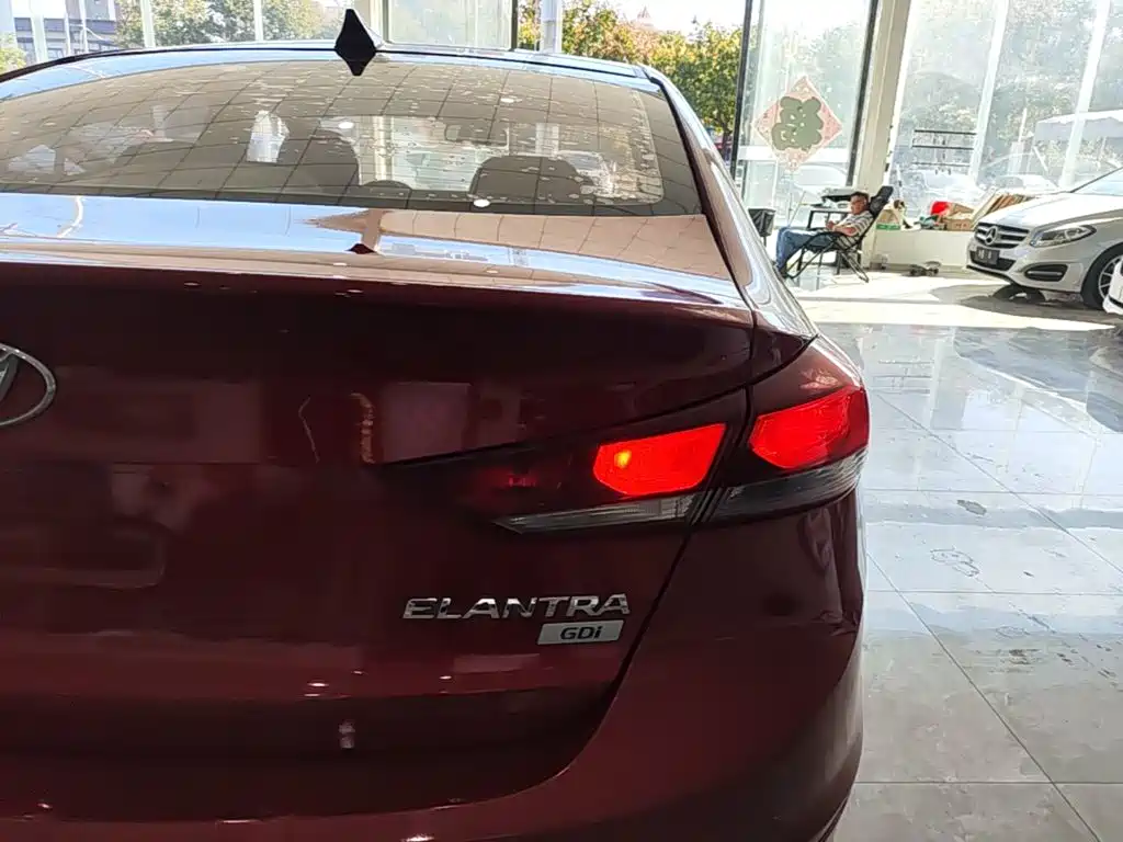 Hyundai Elantra — миниатюра 8