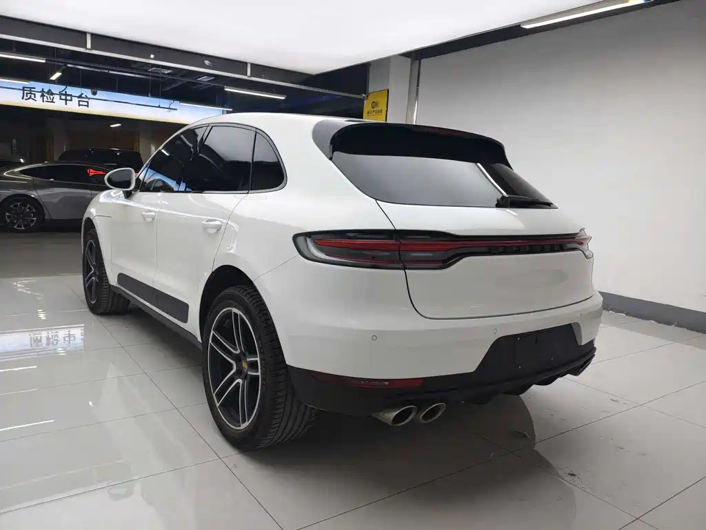 PORSCHE MACAN