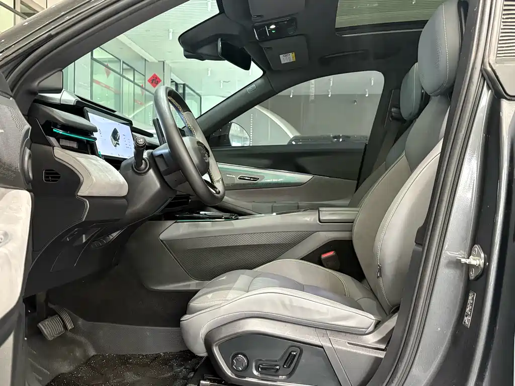 Lynk & Co 08 EM-P 2023 245km Halo