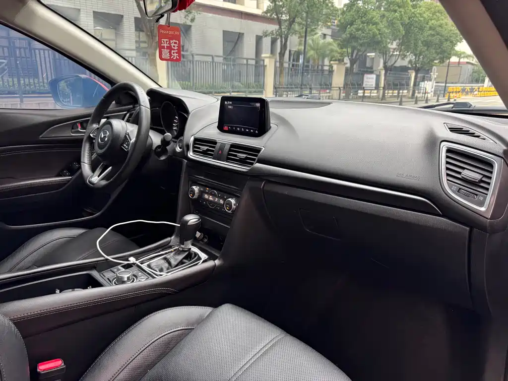 Mazda Mazda3 3 2019 2.0L AT Luxury V