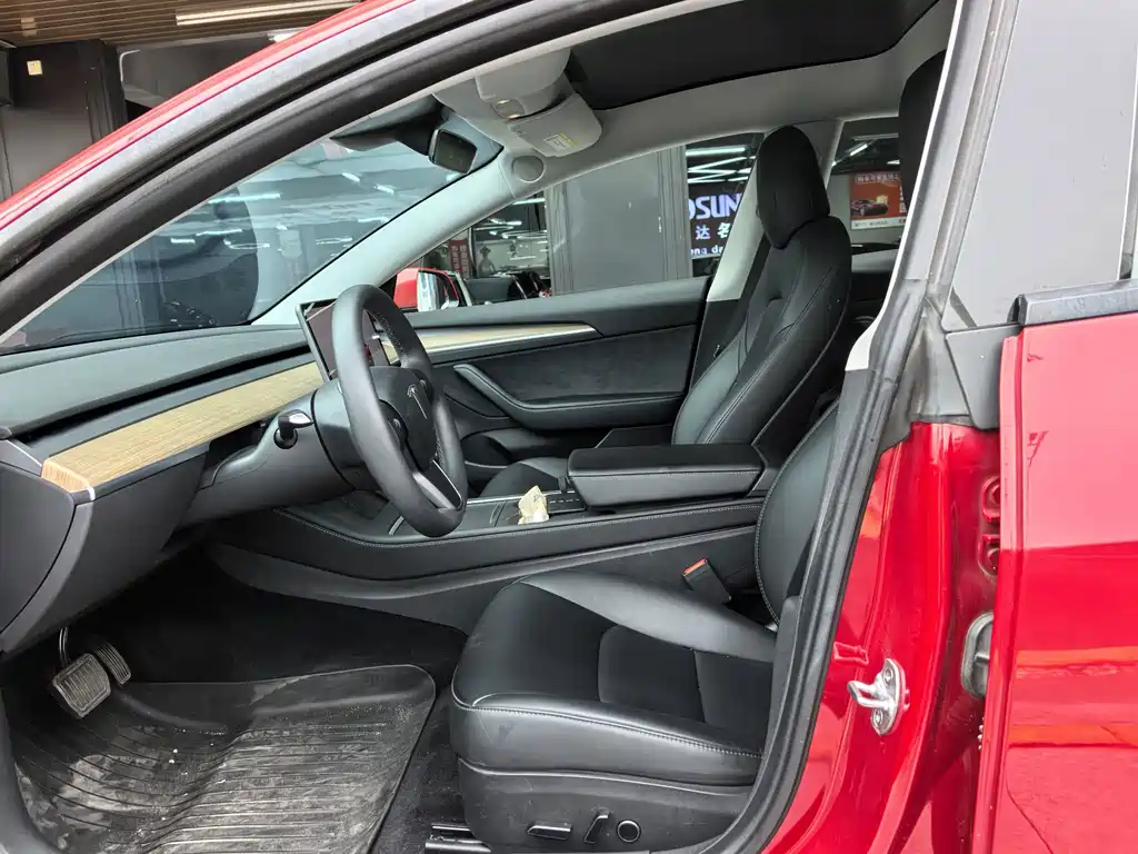 Tesla Model 3 — миниатюра 10