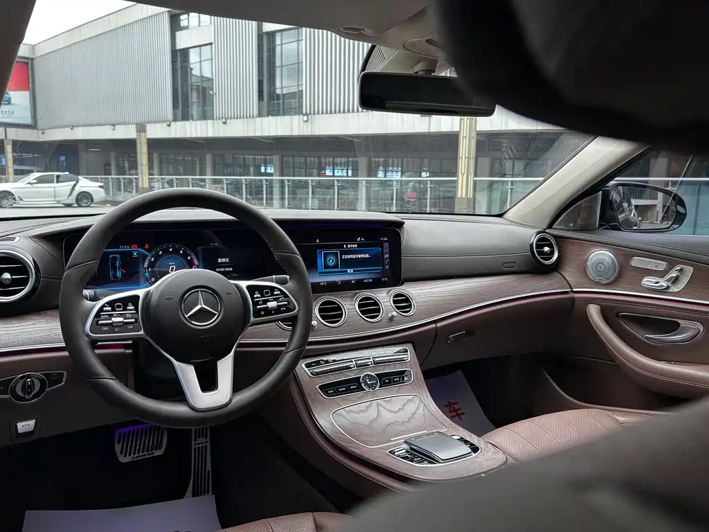 Mercedes-Benz E-Class — миниатюра 13