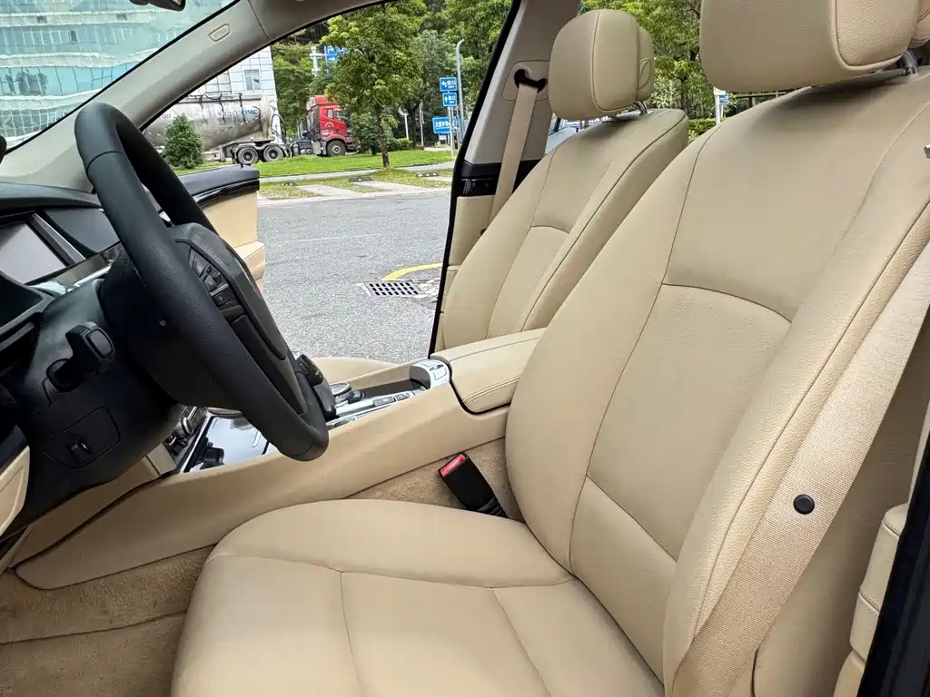 BMW 5 Series — миниатюра 9