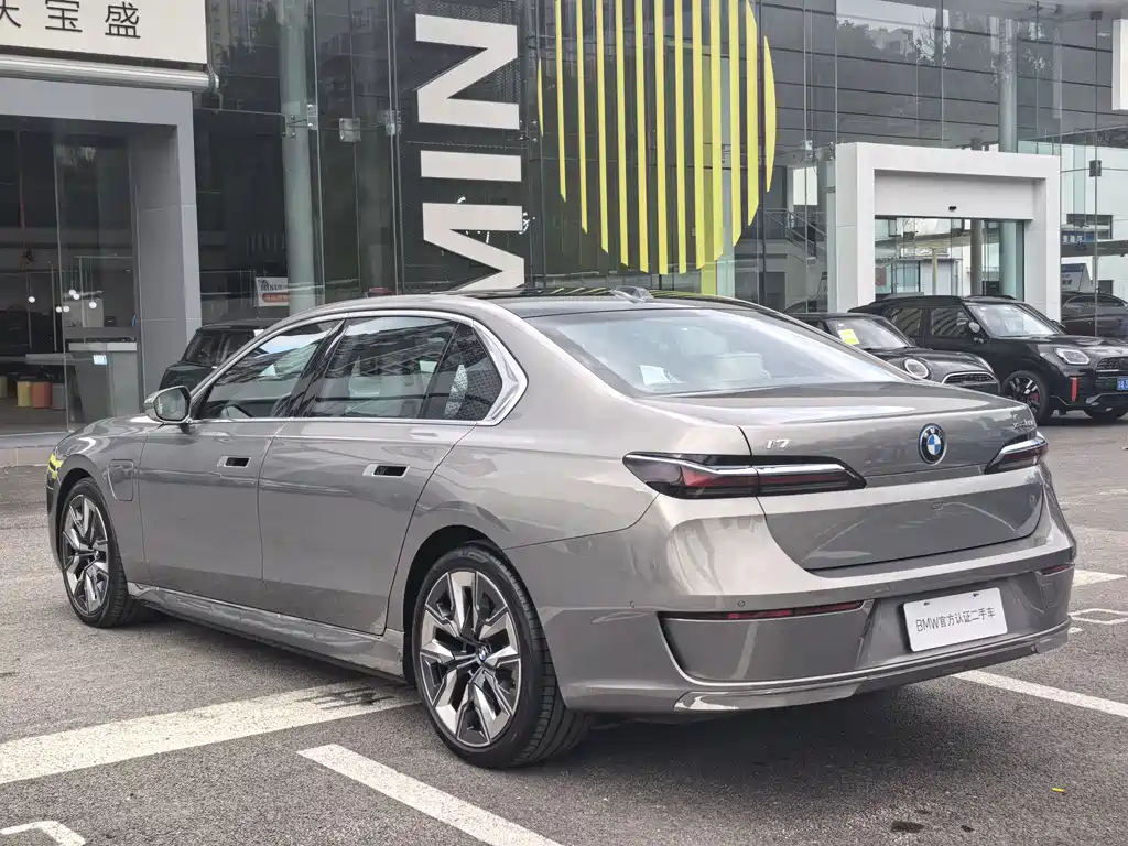 BMW I7