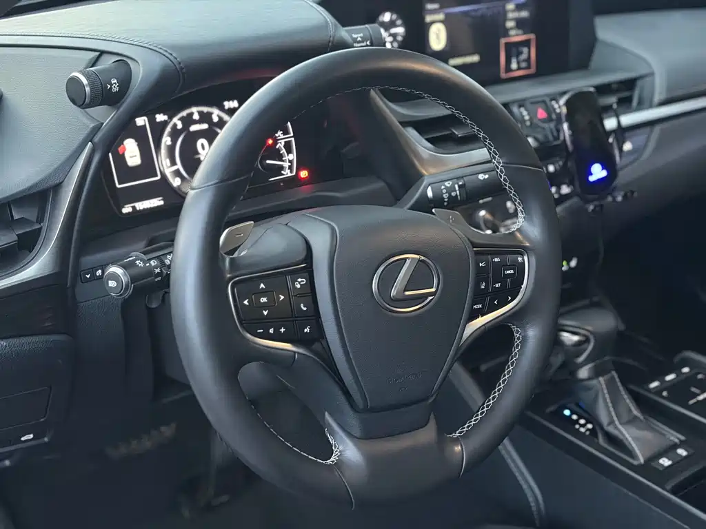 Lexus ES 2018 200 VI