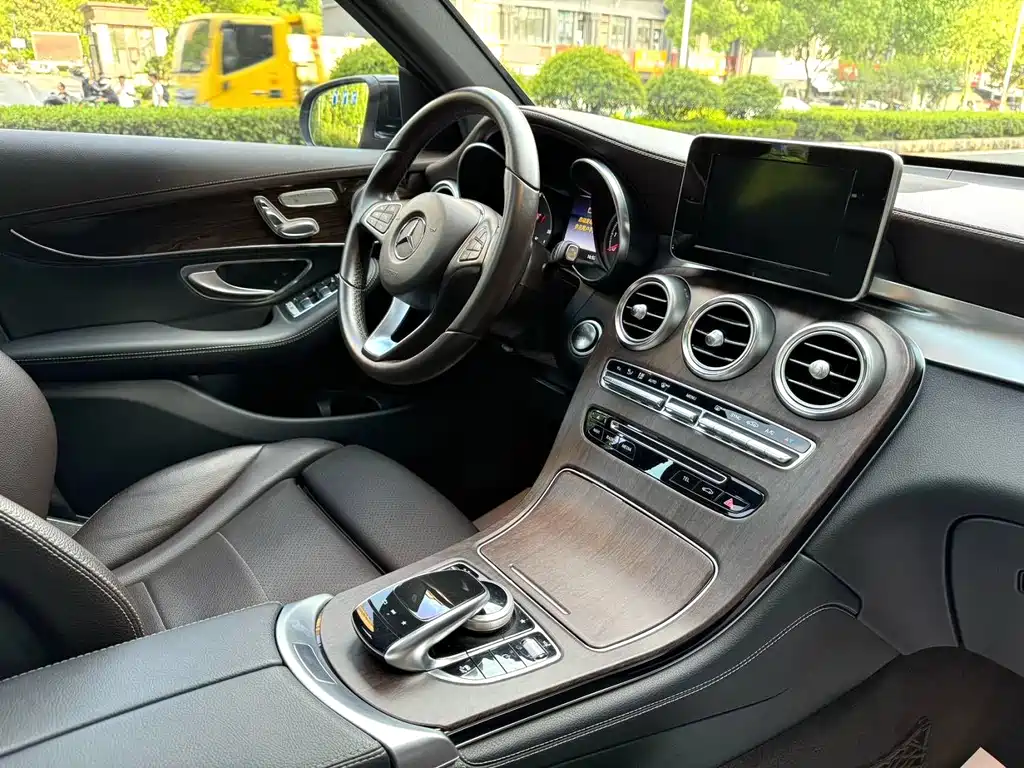 MERCEDES-BENZ GLC