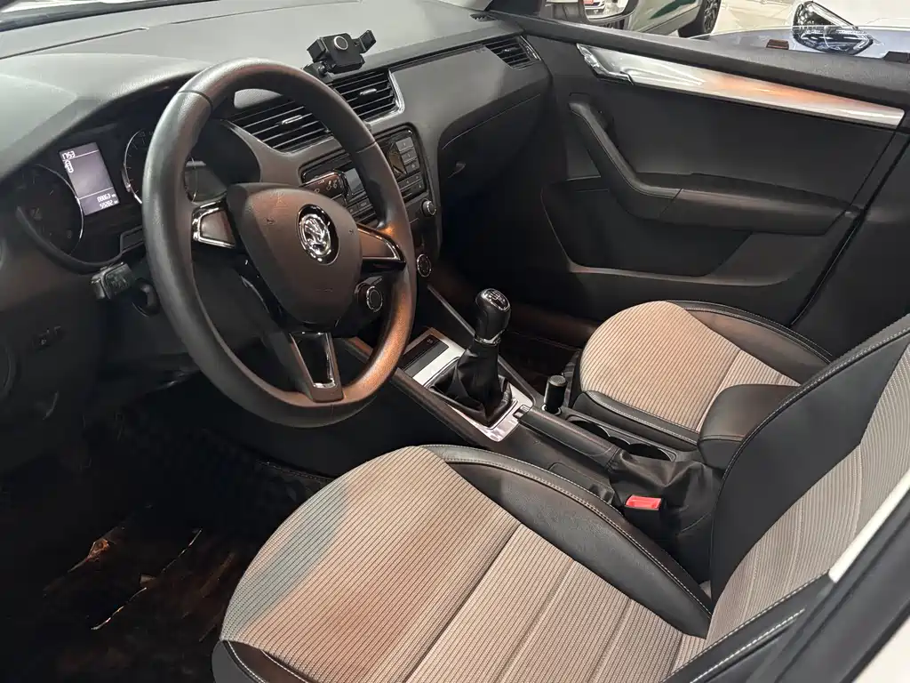 Skoda Octavia 2017 1.6L MT