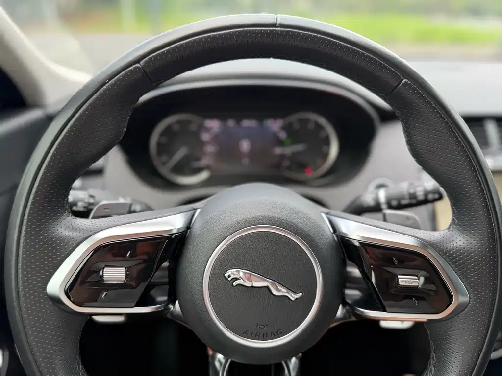 Jaguar E-PACE — миниатюра 11