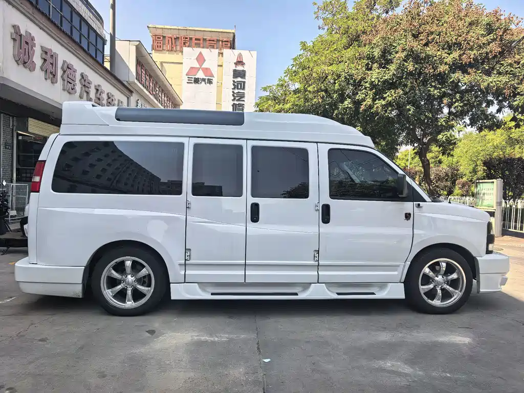 GMC Savana — миниатюра 3