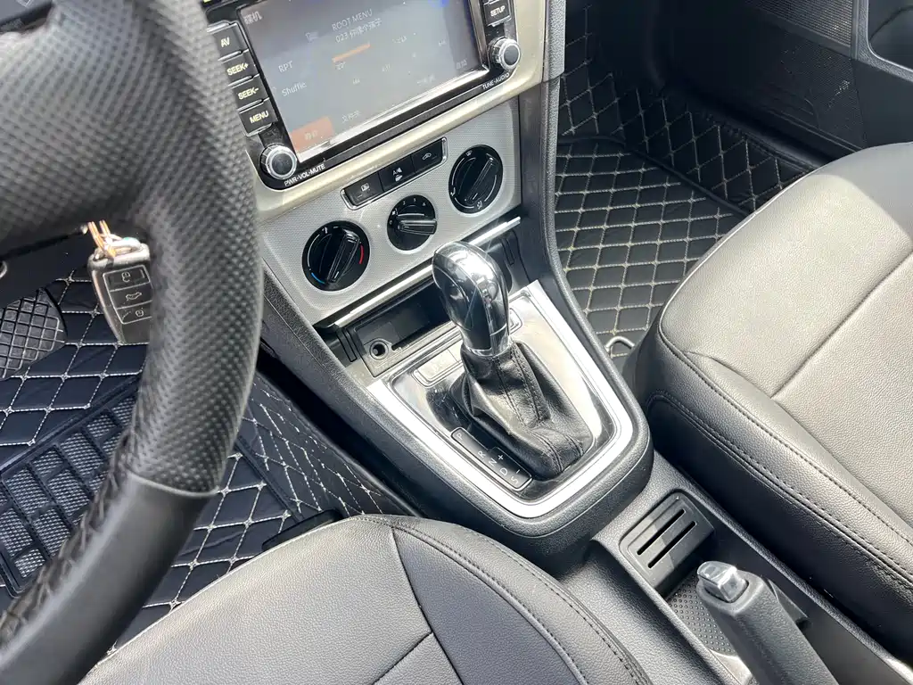 Volkswagen Gran Lavida 2013 1.6L AT Luxury