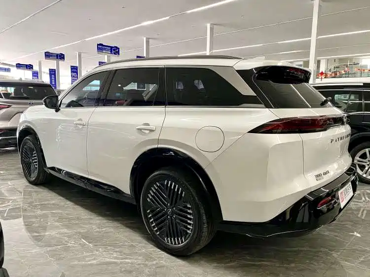 NISSAN EXPLORING THE LAND