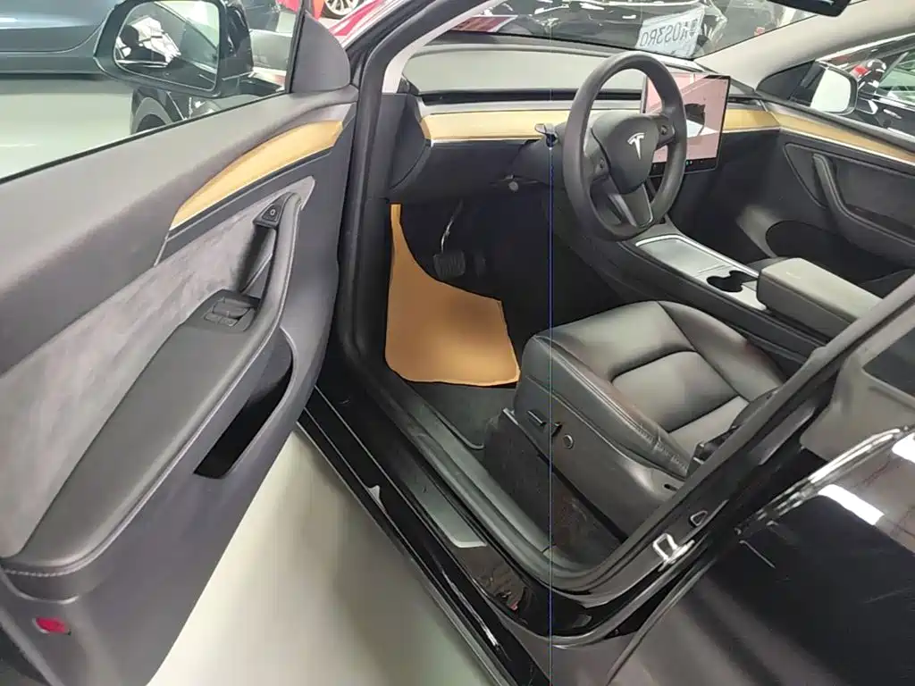 Tesla Model Y — миниатюра 16
