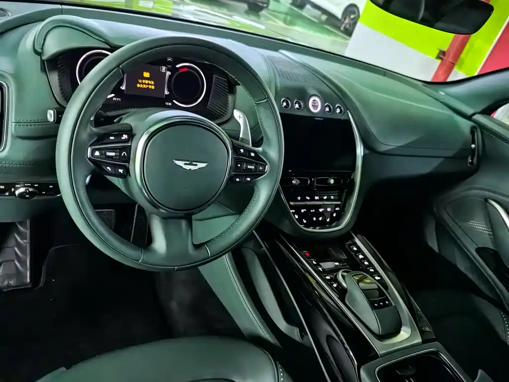 Aston Martin DBX — миниатюра 4