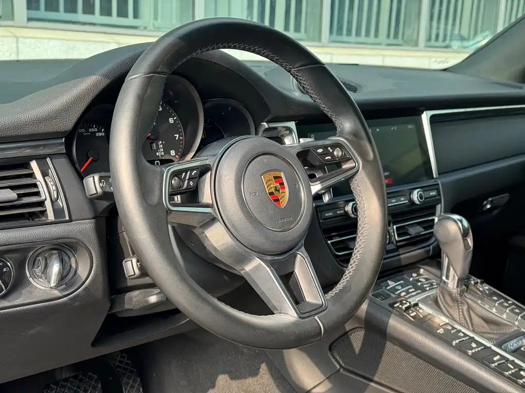 PORSCHE MACAN