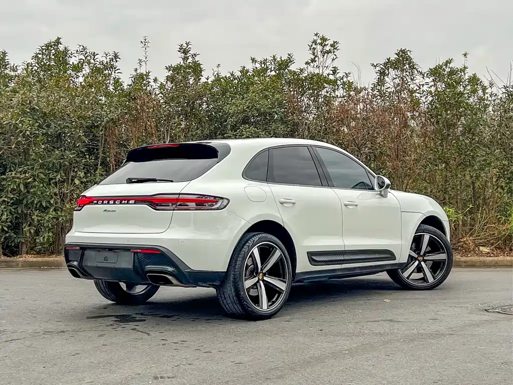 PORSCHE MACAN
