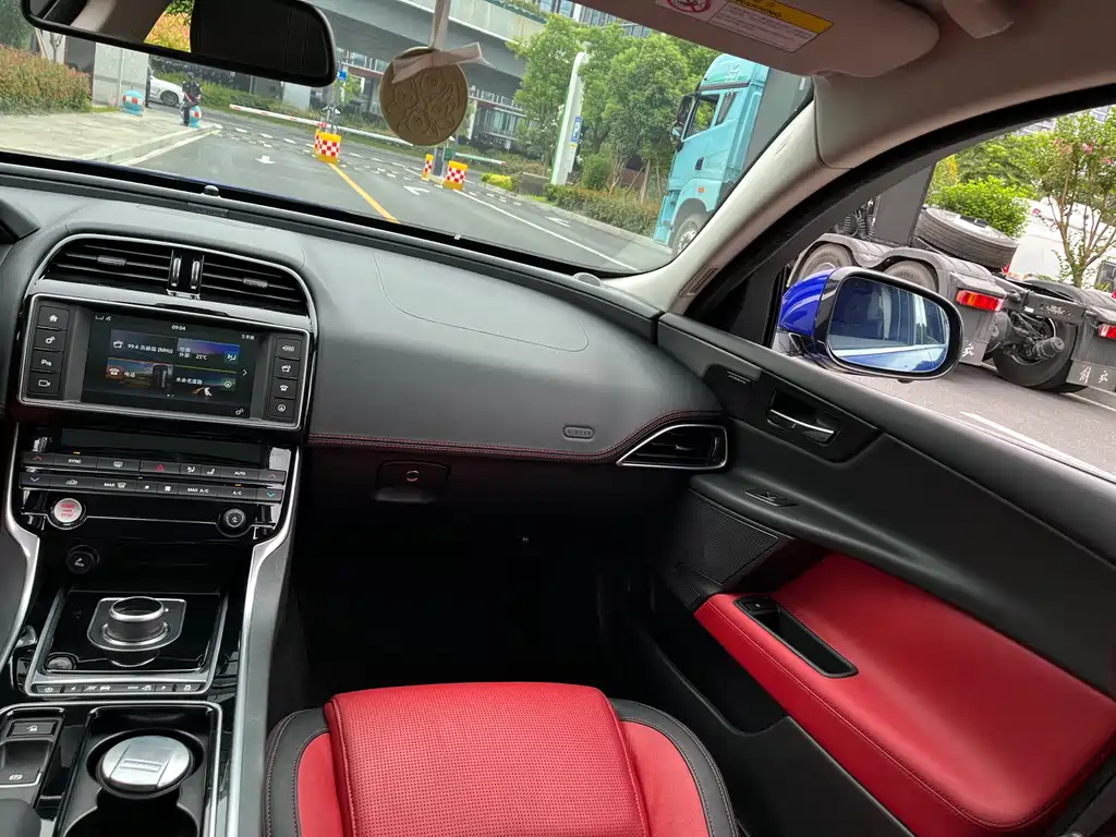 Jaguar XE — миниатюра 17
