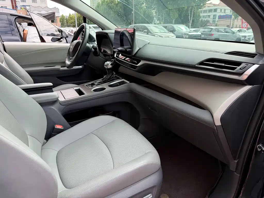 Toyota Granvia — миниатюра 14