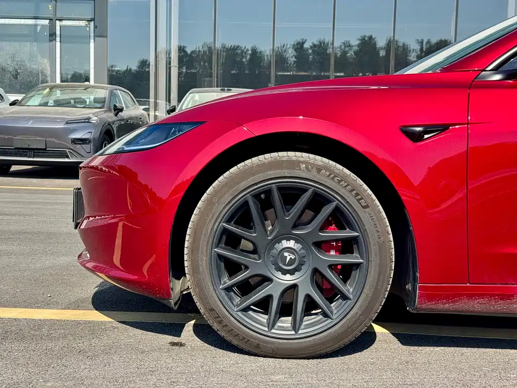 Tesla Model 3 — миниатюра 5