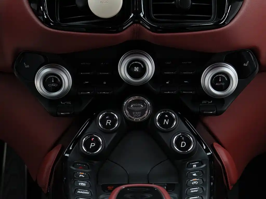 Aston Martin V8 Vantage — миниатюра 10