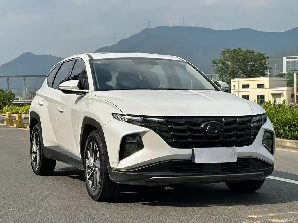 MODERN TUCSON