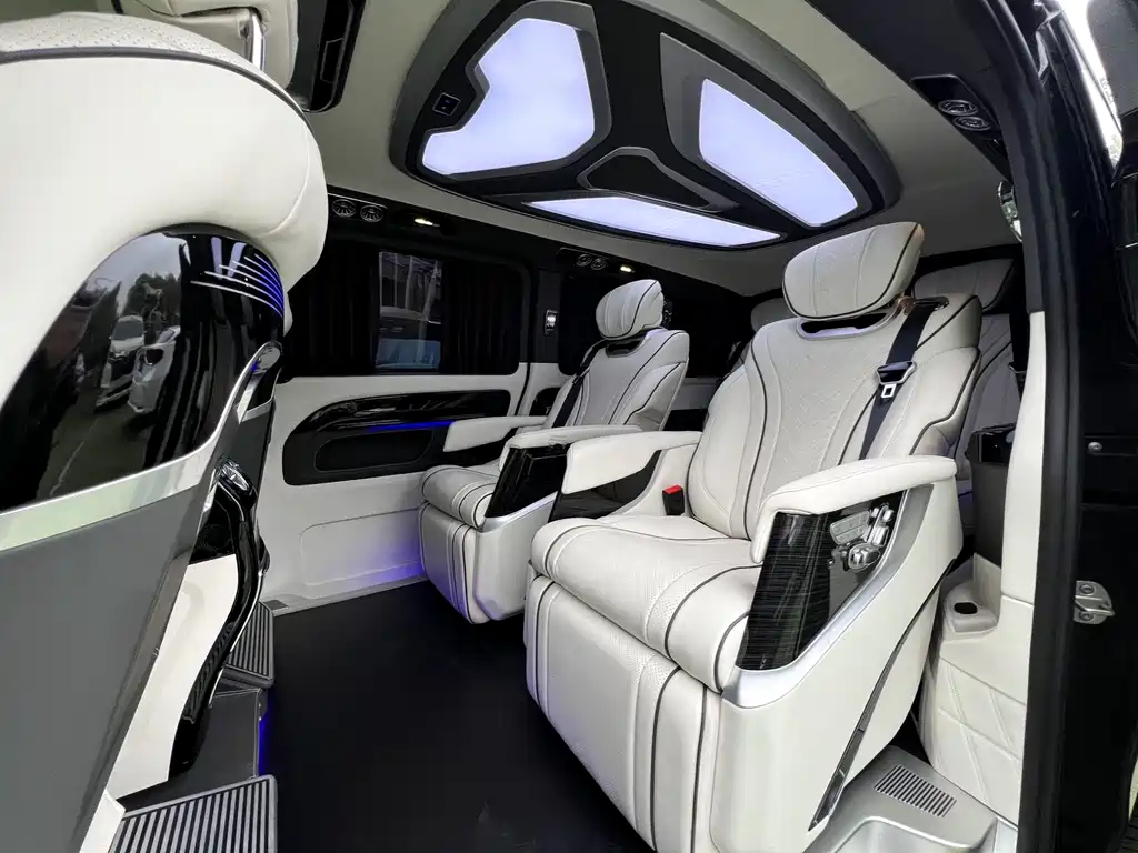 Mercedes-Benz Vito 2023 2.0T 7 мест