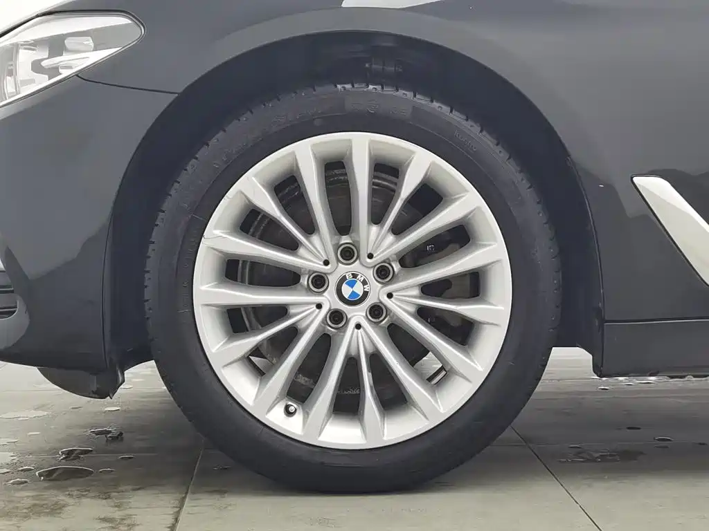 BMW 5 Series — миниатюра 17