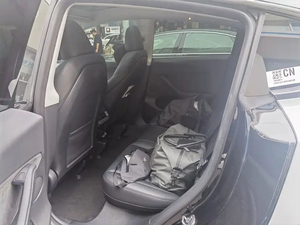 Tesla Model Y — миниатюра 4
