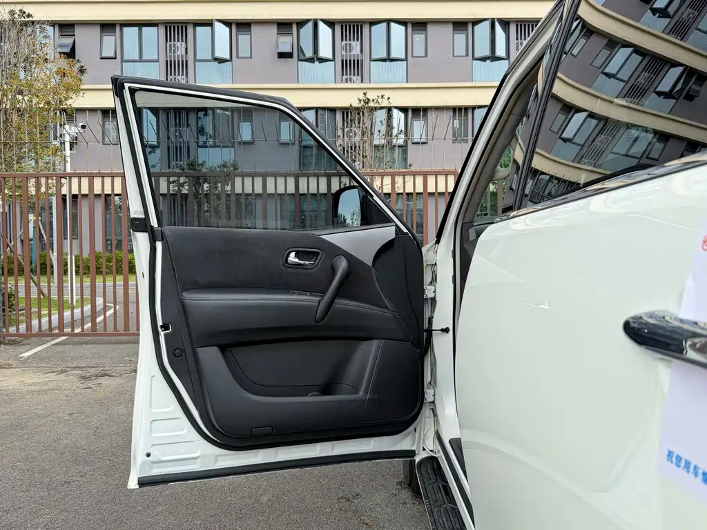 Nissan Patrol — миниатюра 4