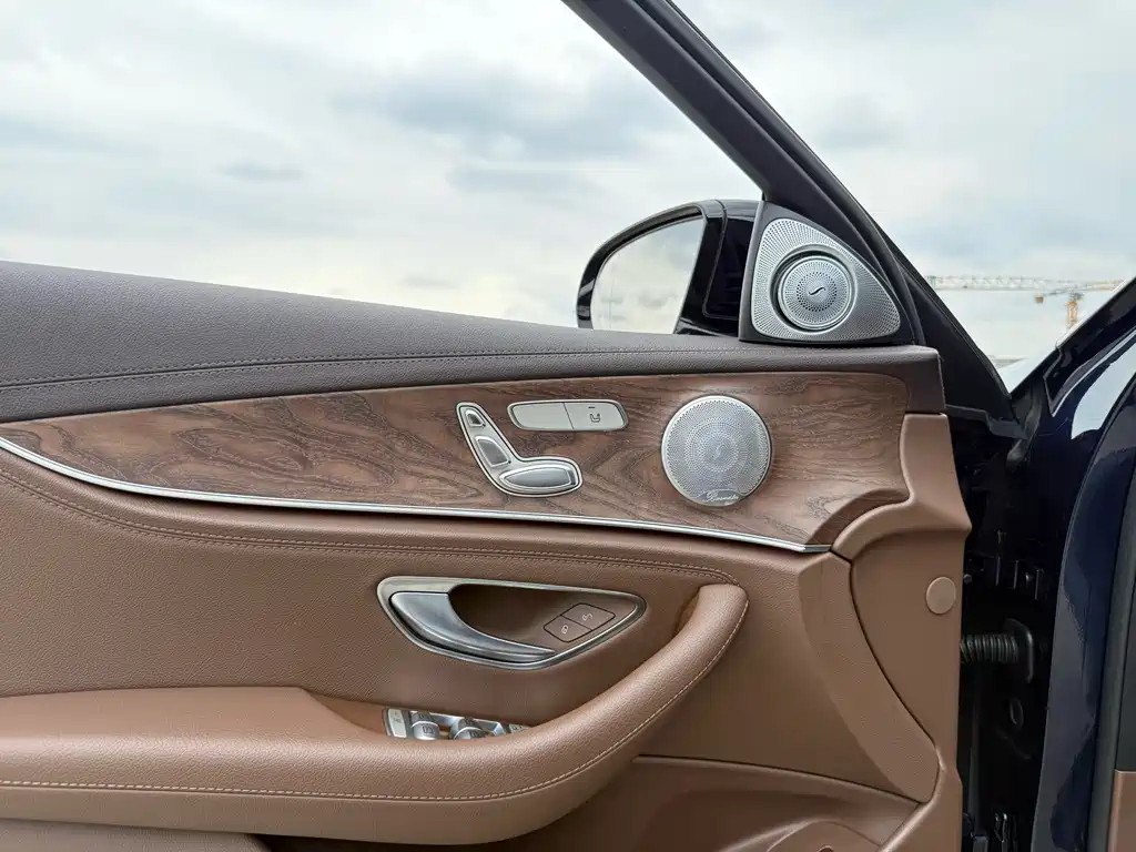 Mercedes-Benz E-Class — миниатюра 7