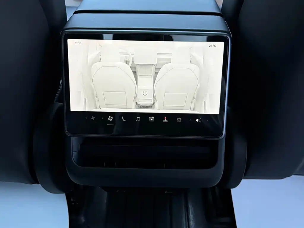 Tesla Model 3 — миниатюра 8