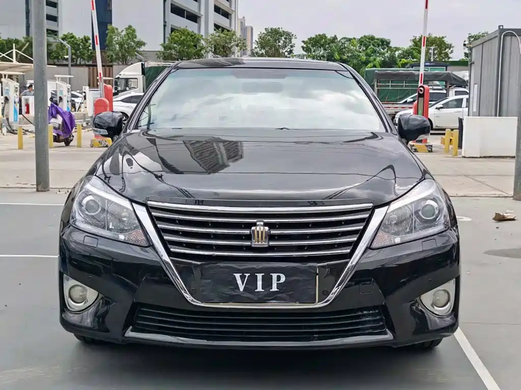 Toyota Crown — миниатюра 2
