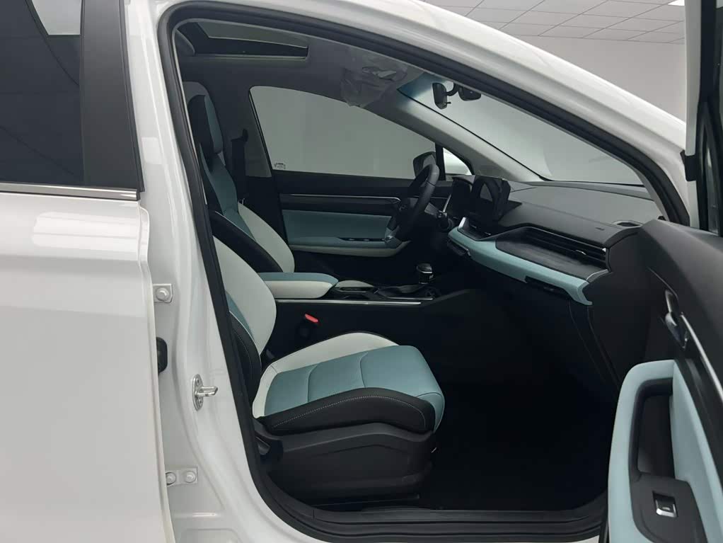 Geely Emgrand S 1.4 л 2023 г. Белый, пробег 27000 км