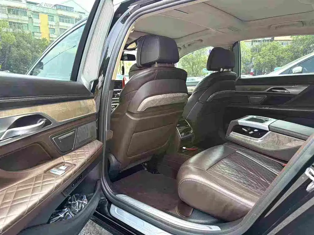 BMW 7 Series — миниатюра 7
