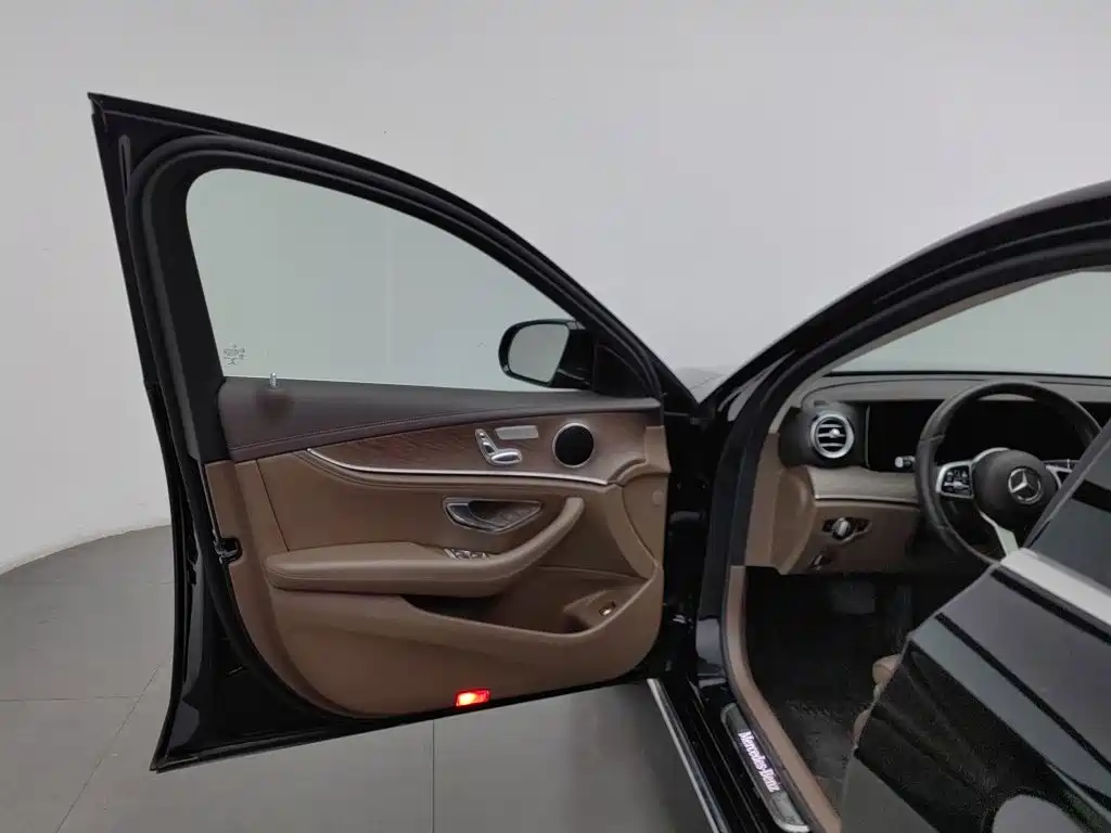 Mercedes-Benz E-Class — миниатюра 8