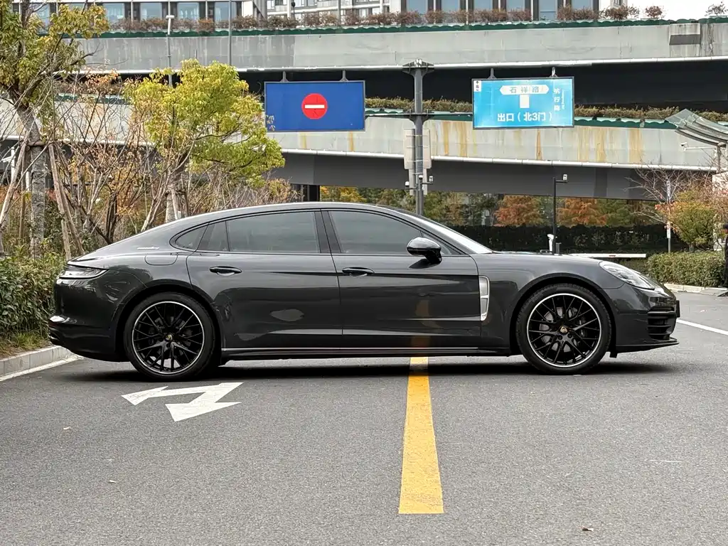 PORSCHE PANAMERA