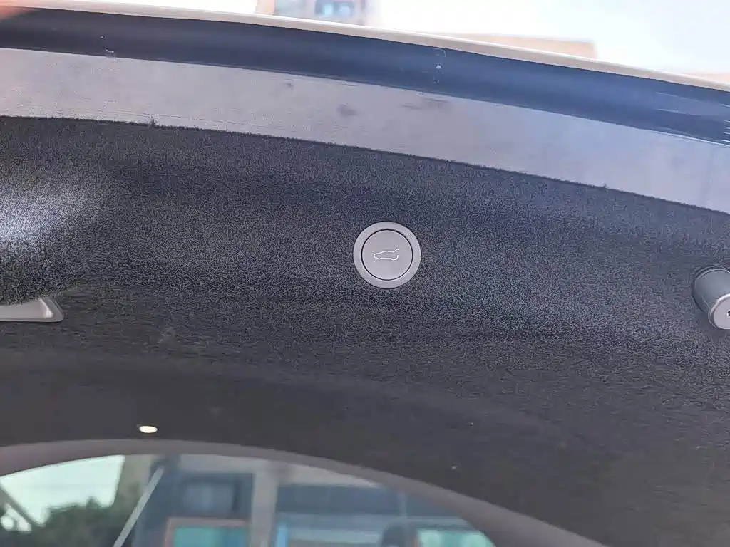Tesla Model Y — миниатюра 12