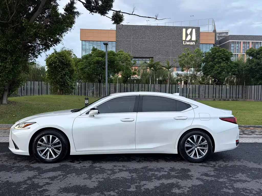 Lexus ES 2018 200 VI