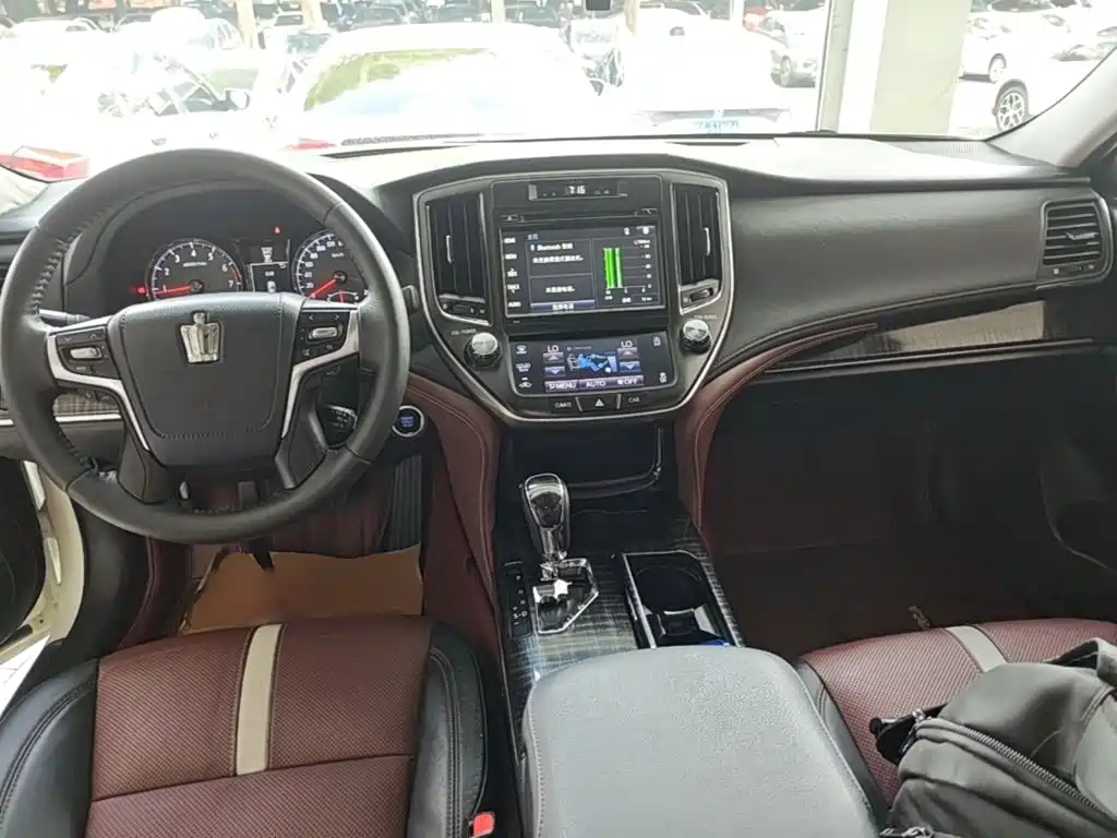 Toyota Crown — миниатюра 10
