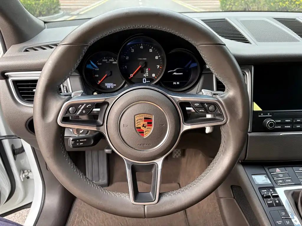 PORSCHE MACAN